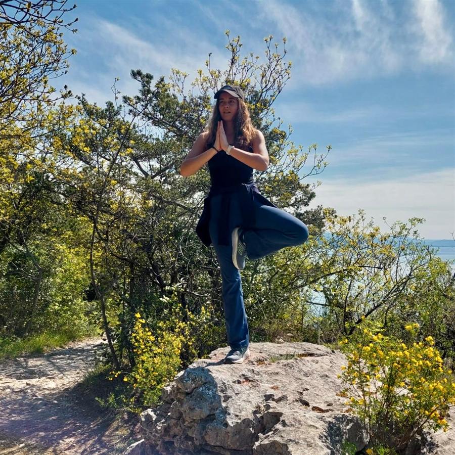 Julie in der Baum-Haltung im Freien – Yoga in der Natur