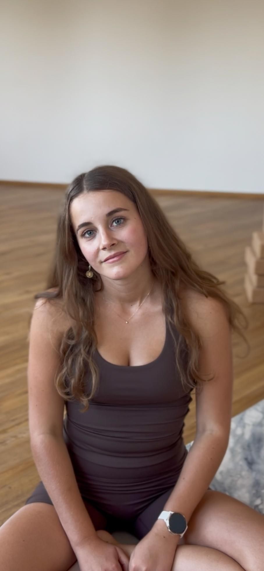 Julie Fornara, Yogalehrerin von MAHANA Yoga, in ihrem hellen Yogaraum in Klagenfurt