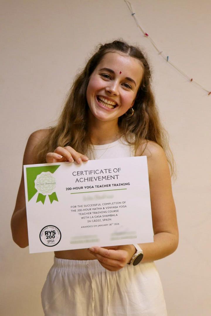 Julie Fornara mit ihrem Zertifikat der 200-Stunden-Yogalehrer:innen-Ausbildung (RYS 200)