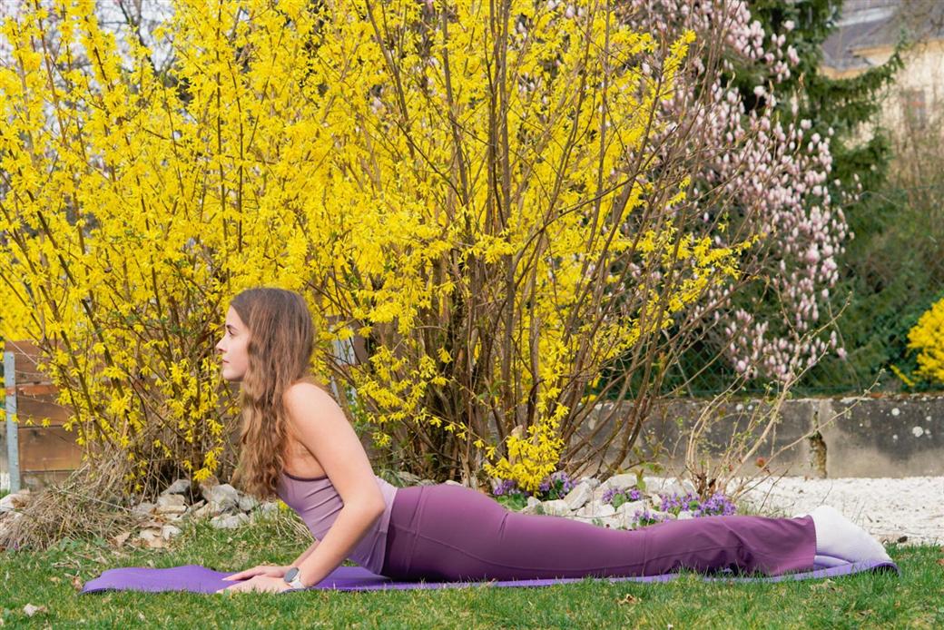 Hatha Yoga in Klagenfurt – eine Position wird gehalten und ausgerichtet